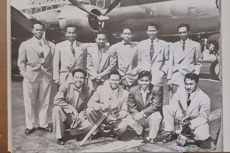 Pada tahun 1950 Angkatan Udara RI mengirim 60 pemuda ke California, Amerika Serikat, untuk mengikuti pendidikan sebagai Pilot di Academy of Aeronautics Taloa.