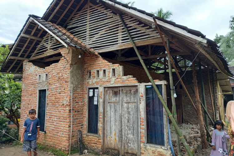 Salah satu rumah yang rusak karena terdampak gempa M 6,6 di Kecamatan Munjul, Kabupaten Pandeglang, Provinsi Banten.