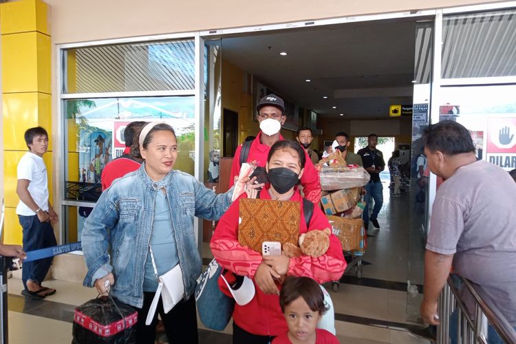 Felix dan Kesya dua atlet berkebutuhan khusus disambut Keluarga saat tiba di Bandara Rendani Manokwari