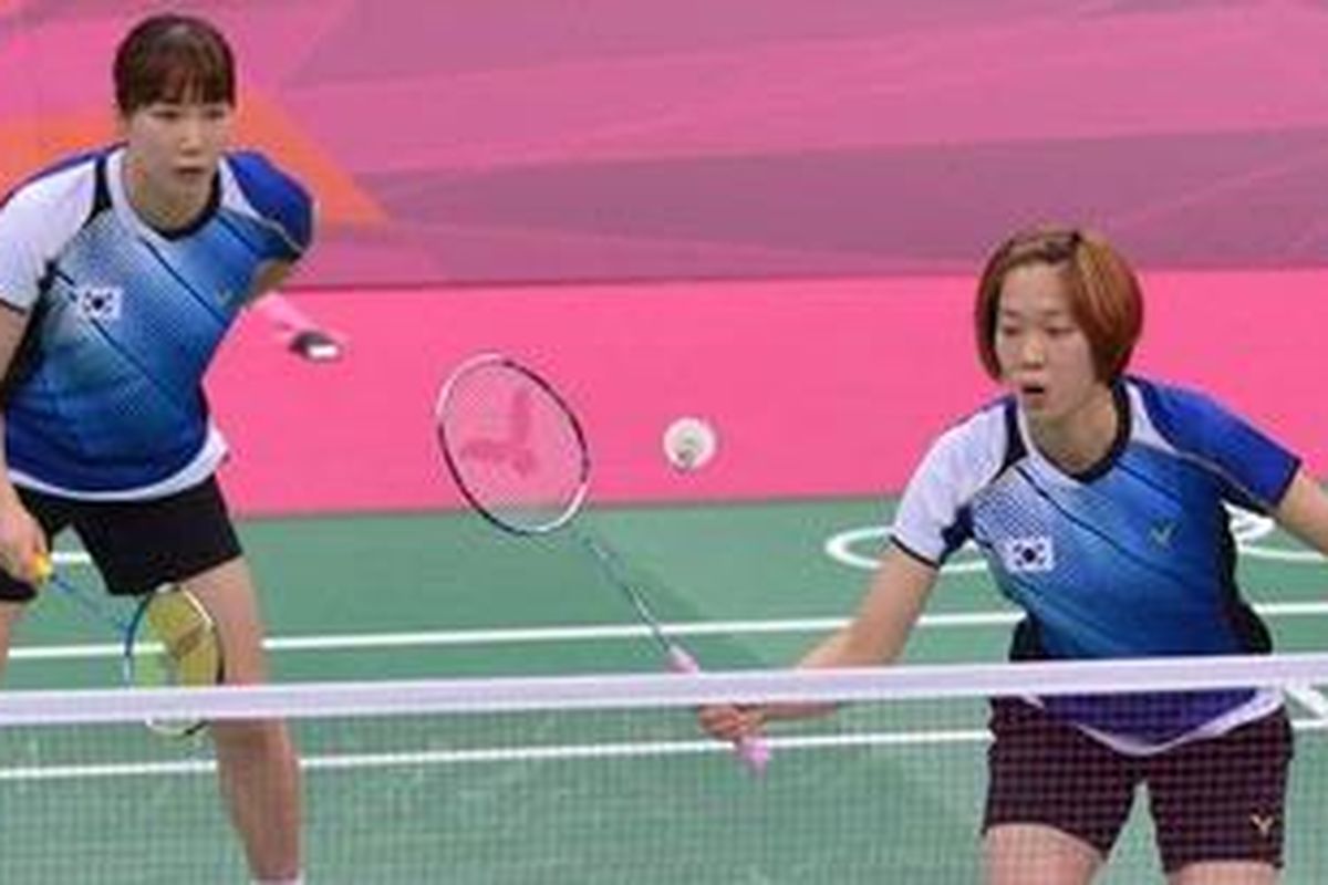 Ganda putri Korea Selatan, Ha Jung Eun (kanan) dan Kim Min Jung, saat bertarung melawan ganda putri Indonesia, Greysia Polii/Meiliana Jauhari, pada laga terakhir penyisihan grup Olimpiade London 2012, Selasa (31/7/2012). Kedua pasangan ini terancam hukuman dari BWF karena dinilai tidak fair lantaran tak ada yang ingin menang.