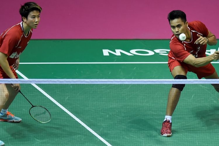 Ganda campuran Indonesia, Tontowi Ahmad (kanan) bersama Liliyana Natsir, ketika melawan pemain China, Wang Yilyu dan Huang Dongping, dalam pertandingan perempat final Kejuaraan Dunia Bulu Tangkis di Emirates Arena, Glasgow, Jumat (25/8/2017).