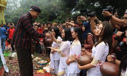 Di Gunung Tidar, Gubernur Ganjar dan Warga Gelar Slametan Puser Bumi