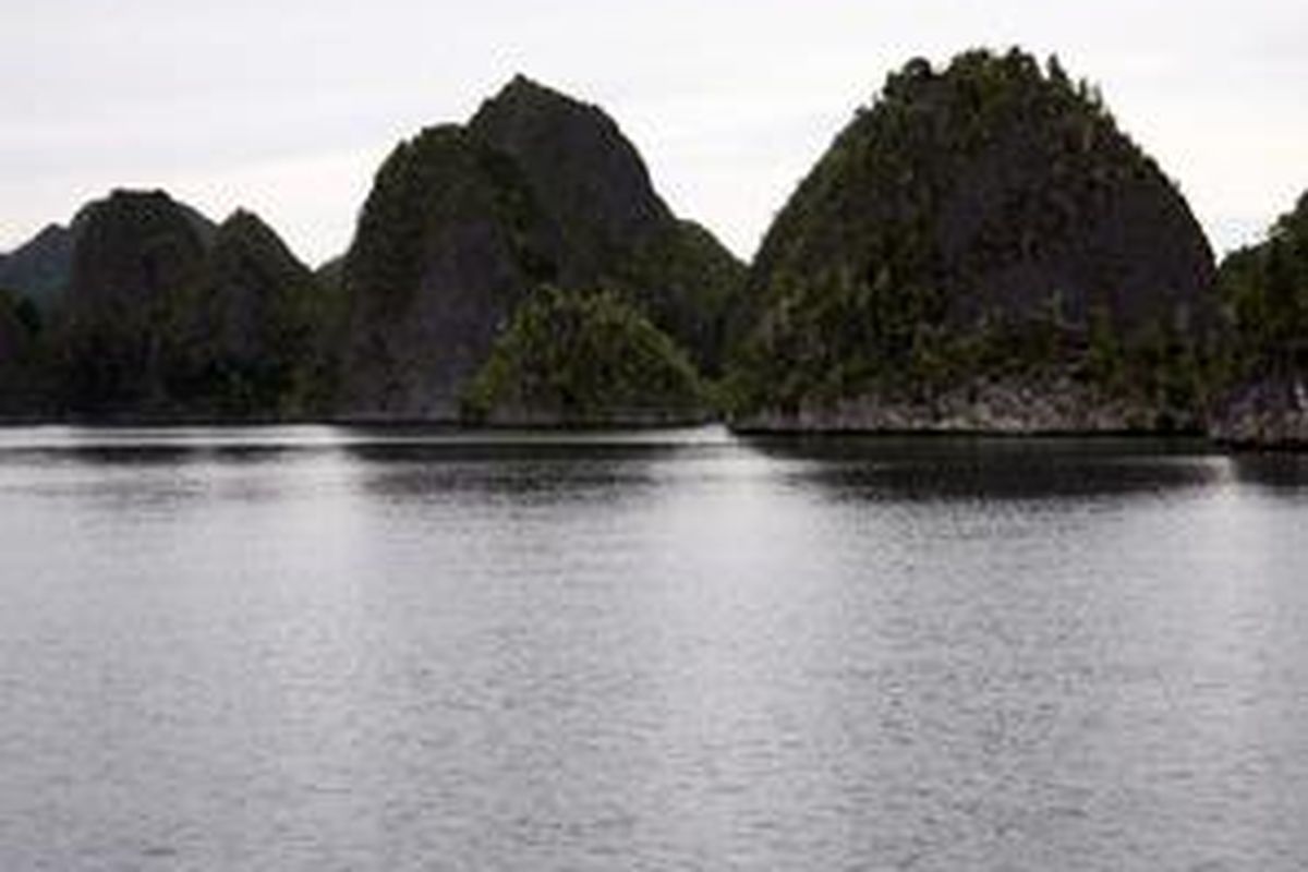 Panorama pantai di Kepulauan Widi tak kalah dari pulau karang di kawasan Wayag, Kabupaten Raja Ampat, Papua Barat ini.