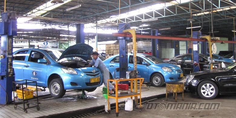 Fasilitas servis berkala di bengkel Blue Bird.