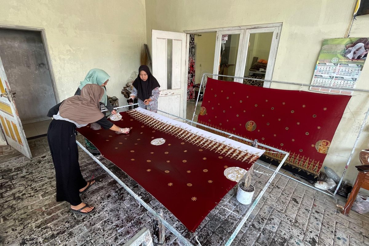 Pekerja saat membuat Batik Garudeya di rumah Batik Mojo Kepanjen, Kabupaten Malang, Selasa (14/1/2025). 