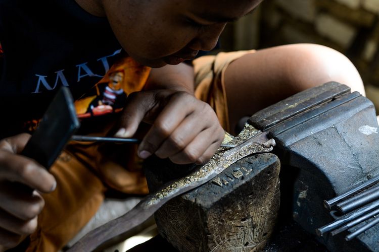 Desa Aeng Tong-Tong merupakan kampung perajin keris di Madura.