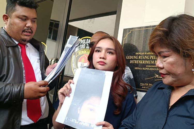 Regi Nazlah (tengah), terlapor kasus dugaan penganiayaan Afifah Riyad, menghadiri undangan klarifikasi dari penyidik Ditreskrimum Polda Metro Jaya, Senin (30/10/2023).
