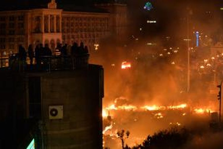 Inilah Independence Square alias alun-alun Maidan di Kiev, Ukraina, Selasa (18/2/2014) malam waktu setempat, yang membara dalam kerusuhan terburuk dalam gelombang unjuk rasa di Ukraina sejak November 2013. Setidaknya 26 orang tewas dalam kerusuhan ini.