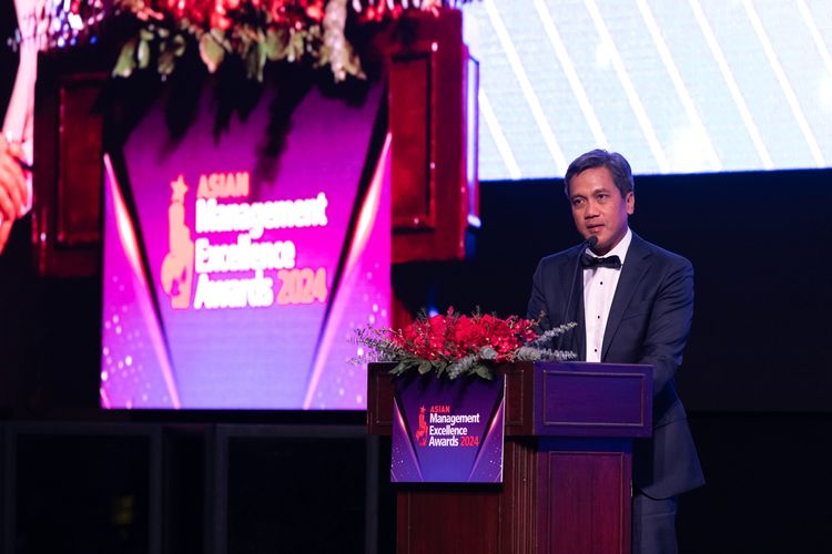 CEO Pertamina NRE Dannif Danusaputro menerima penghargaan Indonesia Executive of the Year-Renewable Energy dari Asian Management Excellence Awards 2024, Selasa (23/1/2024).