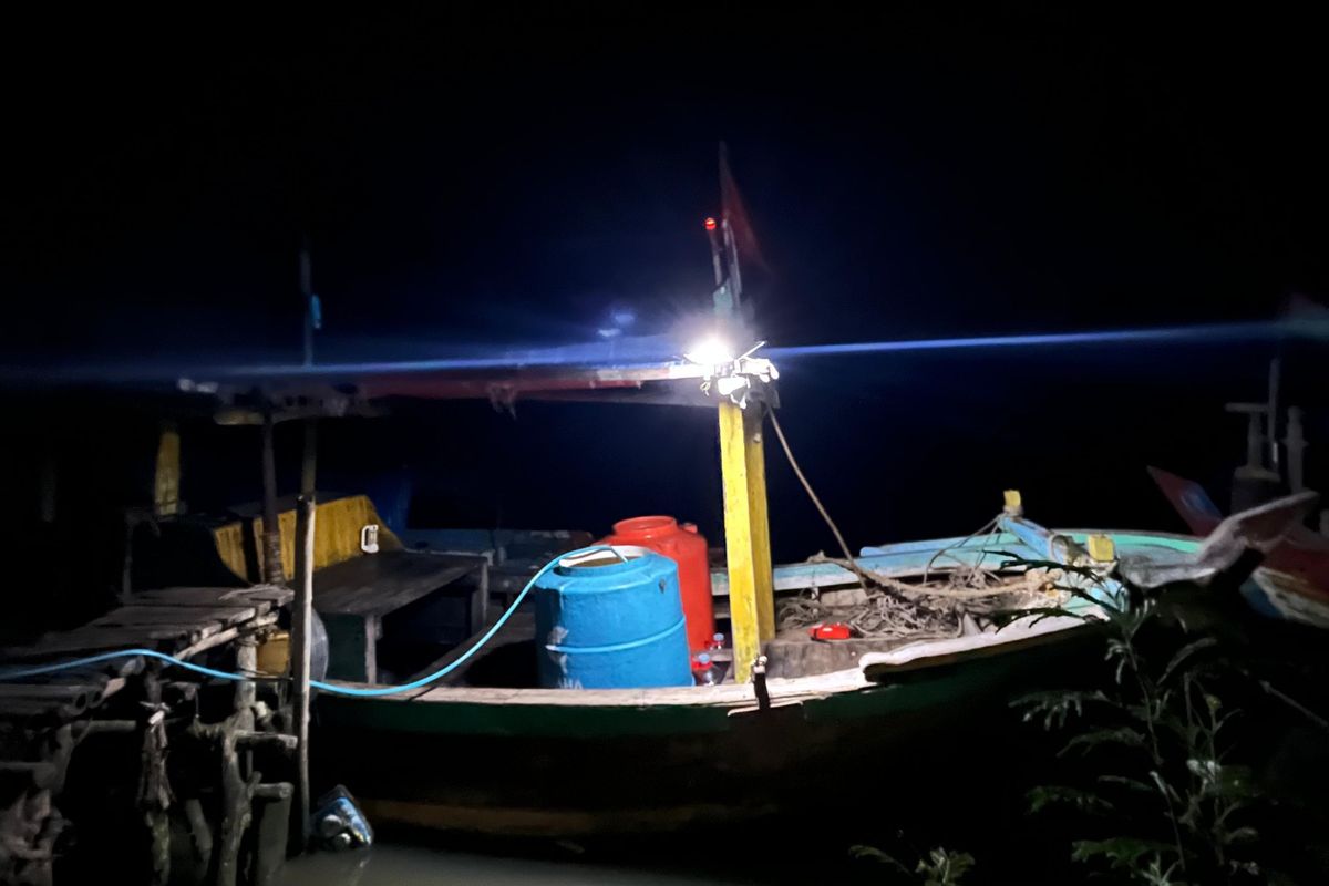 Penerangan berbasis pembangkit listrik tenaga surya (PLTS) dari Pertamina New & Renewable Energy (Pertamina NRE) untuk para nelayan di Kecamatan Cilamaya, Kabupaten Karawang, Jawa Barat.