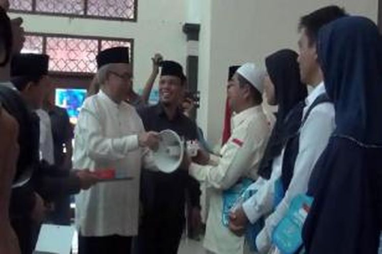 Gubernur Aceh Zaini Abdullah melepas keberangkatan Jemaah calon haji kelompok terbang pertama asal Embarkasi Banda Aceh, Jumat malam (19/9/2014). Sebanyak 3156 jemaah calon haji diberangkatkan untuk musim haji tahun 1435H. *****K12-11