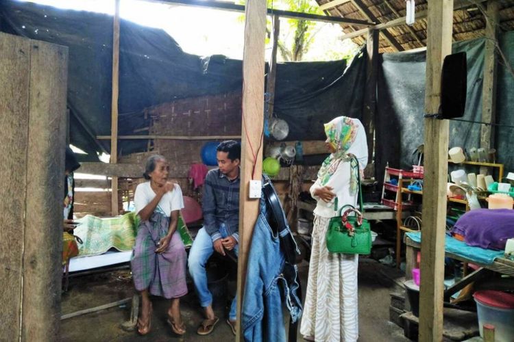 Nek Bahren (63) duduk santai di gubuknya Desa Paya Terbang, Kecamatan Nibong, Aceh Utara, Senin (17/7/2017). 