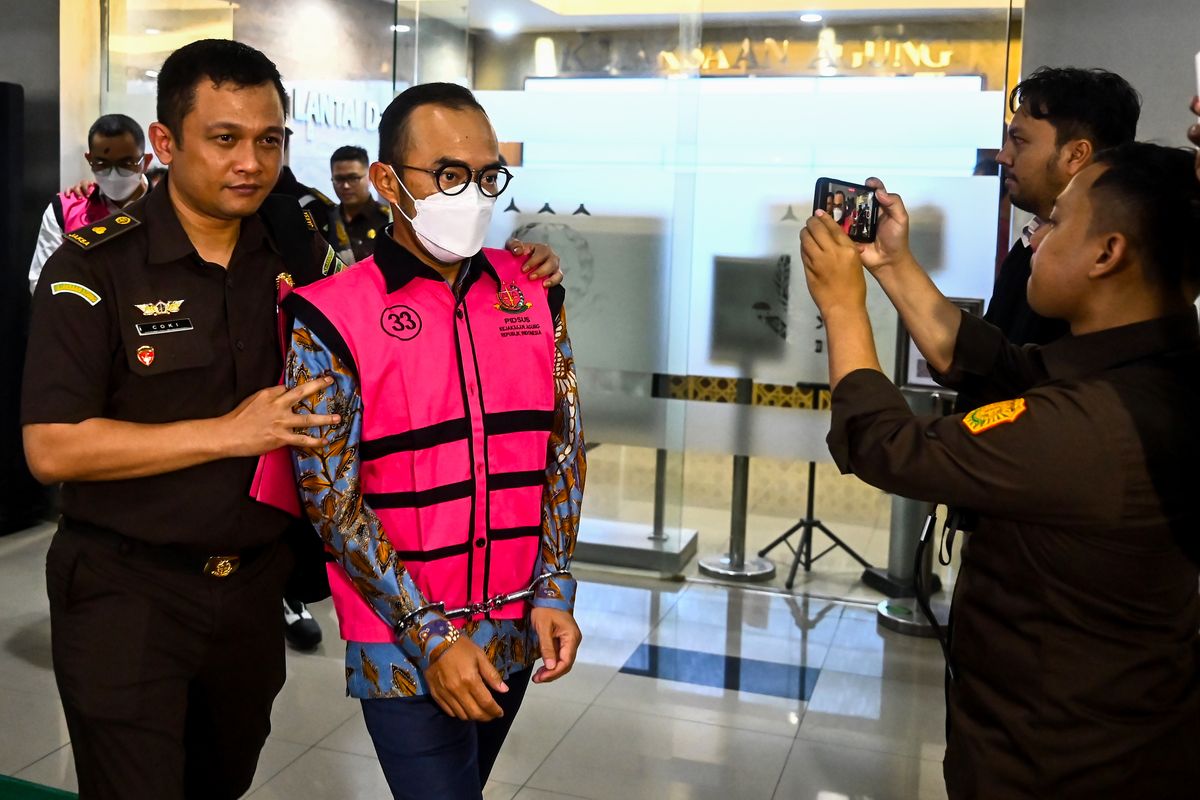 Direktur Utama PT Pertamina Patra Niaga Riva Siahaan (kedua kiri) berjalan memasuki mobil tahanan usai ditetapkan sebagai tersangka kasus dugaan korupsi dalam tata kelola minyak mentah dan produk kilang pada PT Pertamina Subholding dan Kontraktor Kontrak Kerja Sama (KKKS) tahun 2018-2023 di Kejaksaan Agung, Jakarta, Selasa (25/2/2025). Kejaksaan Agung menetapkan tujuh tersangka dalam kasus dugaan korupsi tata kelola minyak mentah dan produk kilang pada PT Pertamina Subholding dan Kontraktor Kontrak Kerja Sama (KKKS) tahun 2018-2023. 