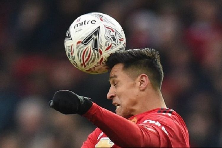 Alexis Sanchez tengah menyundul bola dalam pertandingan Man United vs Reading pada babak ketiga Piala FA di Stadion Old Trafford, 5 Januari 2019. 