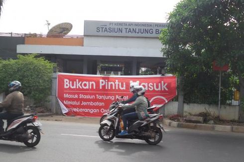 Lansia dan Difabel Protes Penutupan Pintu Utama Stasiun Tanjung Barat