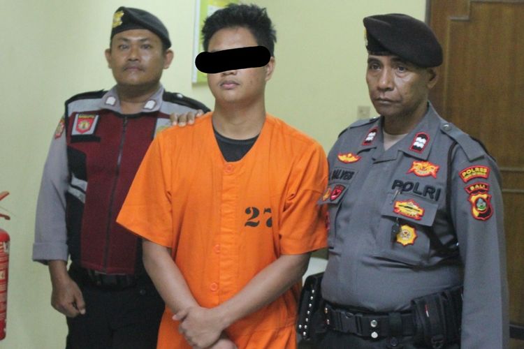 WES (27), pria asal Medan, Sumatera Utara, ditangkap polisi karena nekat mencuri sebuah koper milik warga negara Australia, Mery Tania Sebastian, di Terminal Kedatangan Domestik Bandara  I Gusti Ngurah Rai, Tuban, Badung, Bali./Dok. Humas Polres Kawasan Bandara Ngurah Rai