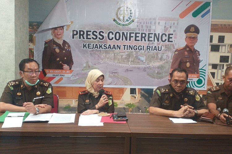 Kejati Riau menggelar konferensi pers terkait dugaan pemerasan yang dilakukan oknum Kejari Inhu terhadap 64 kepala sekolah SMP negeri di Kabupaten Indragiri Hulu, Riau, Senin (20/7/2020) sore.