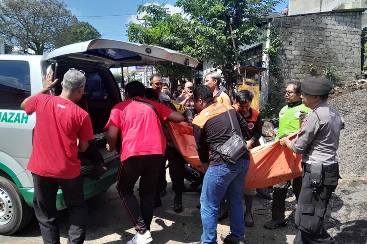 Petugas mengevakuasi jasad buruh proyek yang meninggal dunia tewas tertimbun tanah di Desa Banjar Anyar, Kecamatan Kediri, Kabupaten Tabanan, Jumat (28/6/2024).