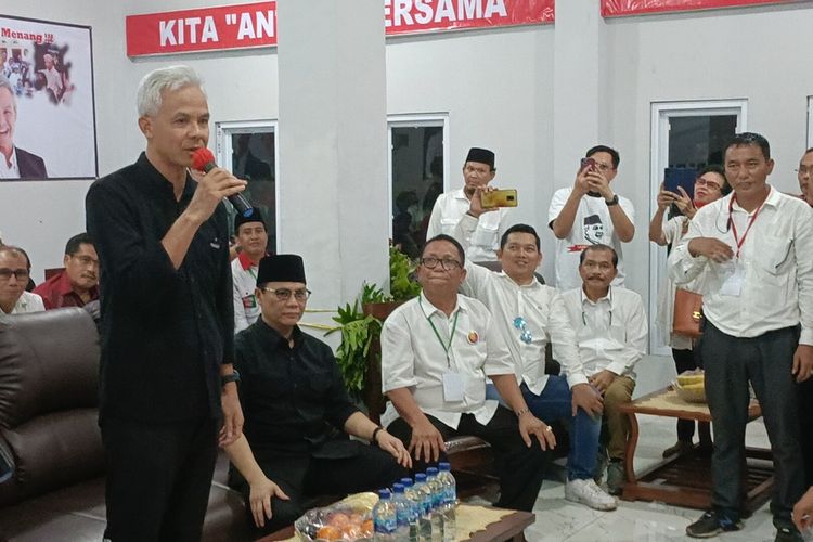 Bakal Calon Presiden PDIP Ganjar Pranowo saat menghadiri peresmian Sekbar Relawan Banten di Kota Serang. Sabtu (27/5/2023). Ganjar meminta relawan jangan sebar firnah, hoax dan politik identitas.