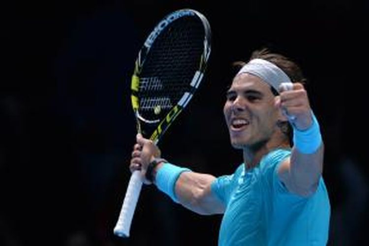Petenis Spanyol, Rafael Nadal merayakan kemenangan atas petenis Swiss, Stanislas Wawrinka, pada laga keduanya di Grup A ATP World Tour Finals di O2 Arena, London, Rabu (6/11/20130. Nadal menang 7-6(5), 7-6(6).