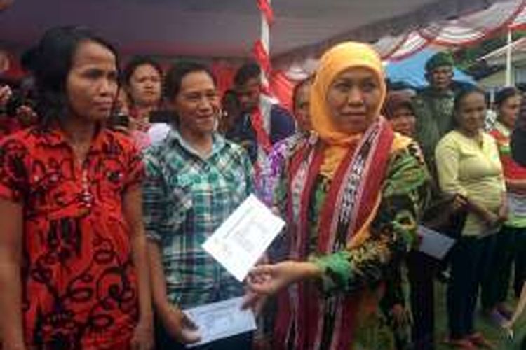 Menteri Sosial Khofifah Indar Parawansa menyerahkan secara simbolis bantuan Program Keluarga Harapan (PKH) di Kota Ambon, Maluku, Senin (11/4/2016)