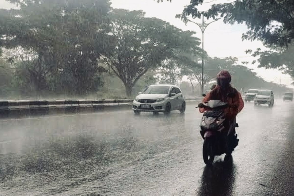 Ilustrasi hujan. BMKG memperkirakan bahwa fenomena kemarau basah ini masih akan terus berlangsung dan membuat masyarakat tetap harus menghadapi hujan meskipun  telah memasuki musim kemarau.