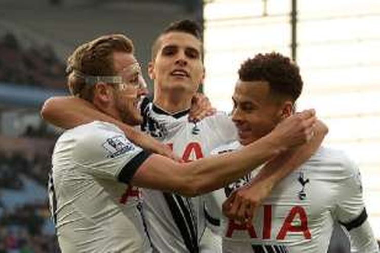 Harry Kane merayakan gol bersama Erik Lamela dan Dele Alli saat Tottenham menang 2-0 di kandang Aston Villa, Minggu (13/3/2016).