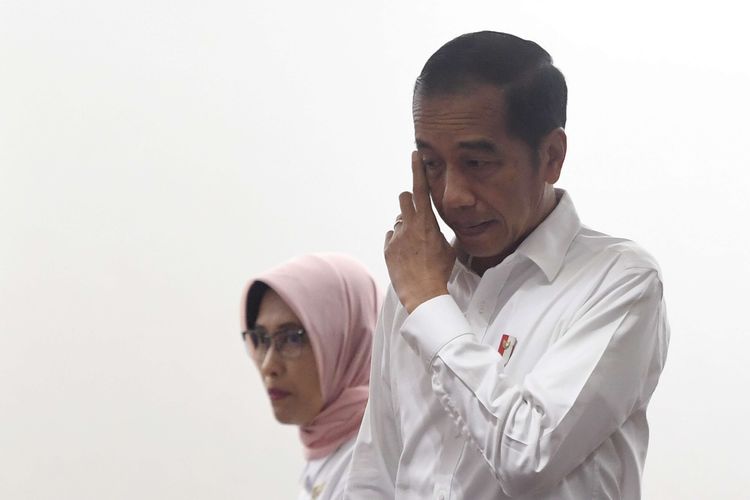 Presiden Joko Widodo (kanan) didampingi Plt Dirut PLN Sripeni Inten (kiri) berjalan masuk ruang pertemuan saat mendatangi Kantor Pusat PLN, Jakarta, Senin (5/8/2019). Kedatangan Presiden ke PLN untuk meminta penjelasan atas matinya listrik secara massal di sejumlah wilayah.