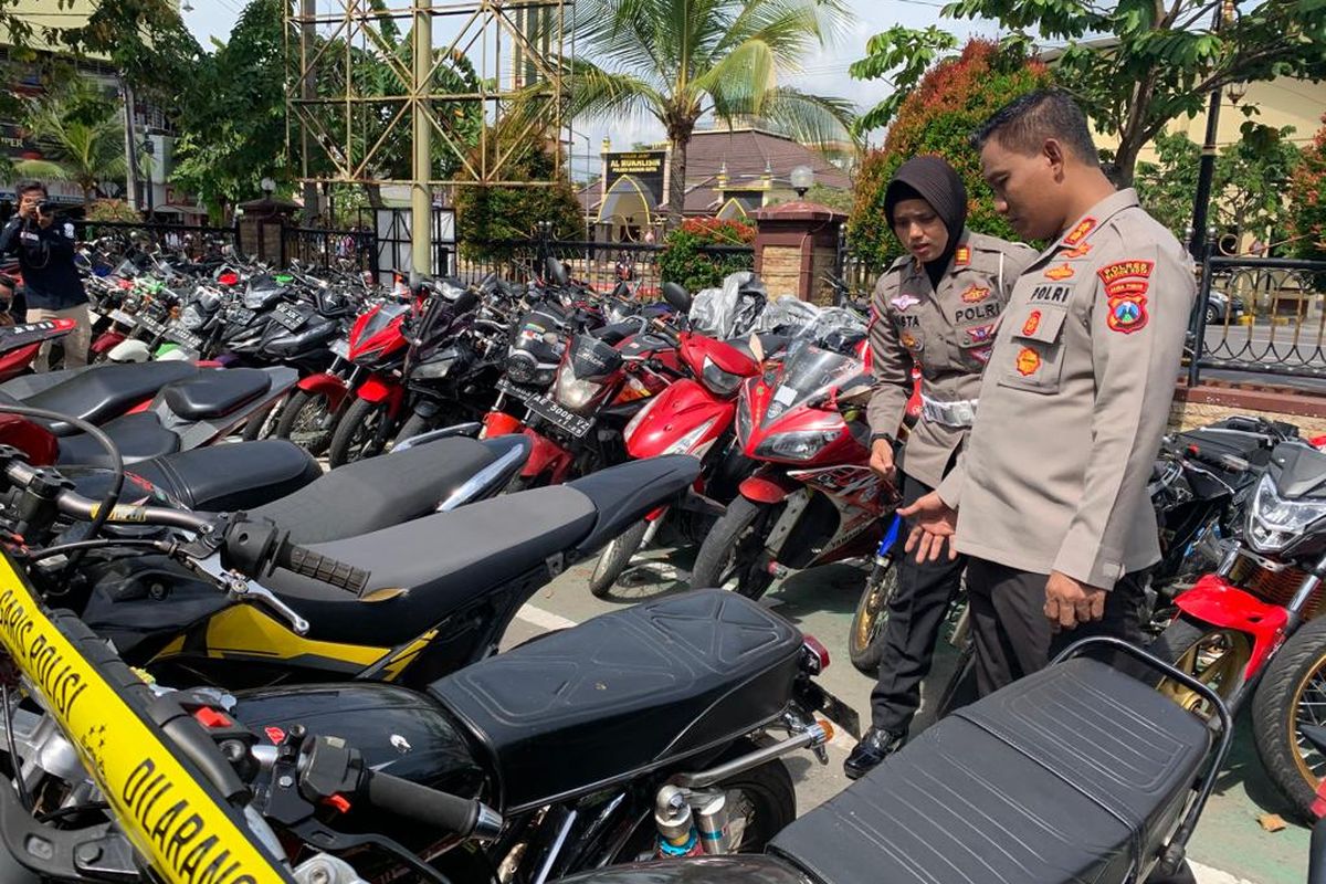 BERKNALPOT BRONG--Kapolres Madiun Kota, AKBP Suryono dan Kasat Lantas, AKP Vista menunjukkan ratusan sepeda motor berknalpot brong yang disita dari warga, Rabu (25/1/2023)