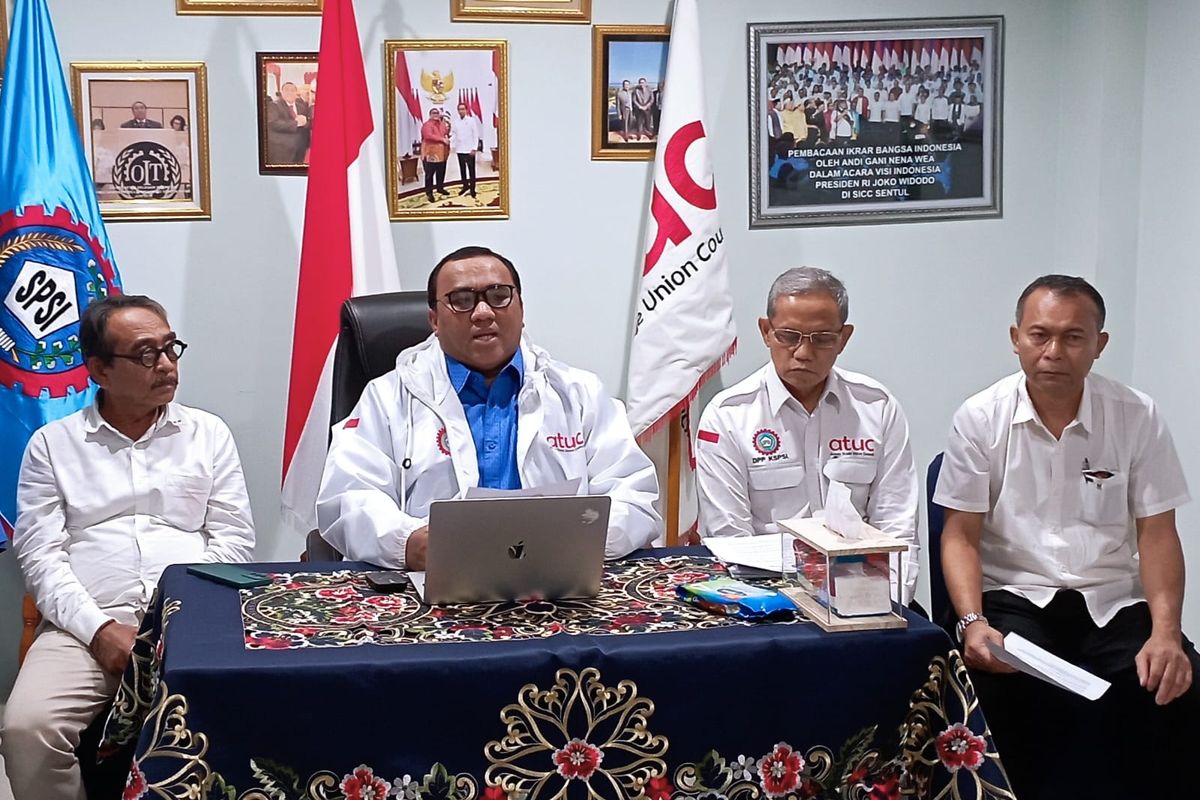 Presiden KSPSI Andi Gani Nena Wea memberikan keterangan pers terkait Perppu Cipta Kerja di Kantor DPP KSPSI, Jakarta, Selasa (3/1/2023).