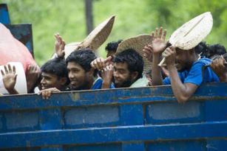 Sejumlah migran yang ditemukan di laut di atas perahu tiba menggunakan truk saat dipulangkan ke perbatasan Myanmar-Banglades di kota Taung Pyo, Maungdaw, Myanmar, 8 Juni 2015.