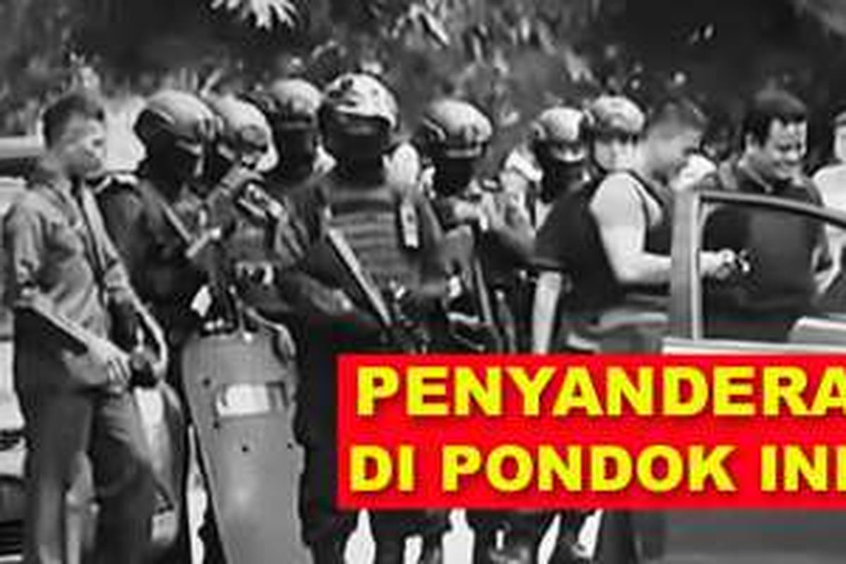 Polisi bersiaga mengepung sebuah rumah di Jalan Bukit Indah 17, Pondok Indah, Jakarta Selatan, Sabtu (03/09/2016), yang disatroni perampok. Penghuni rumah disandera.