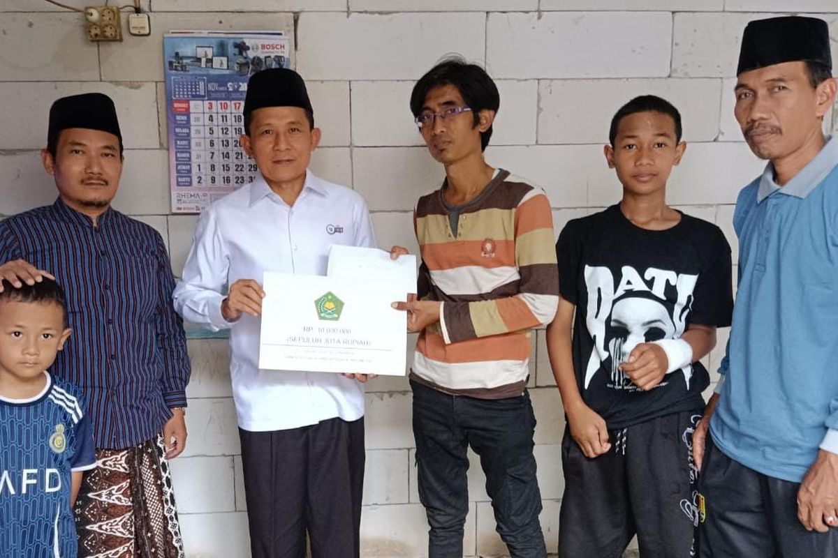Kemenag beri bantuan ke Zulian, santri Pesantren Jogokerso Magelang, yang mengalami kecelakaan saat dijemput sang ibu. Zulian selamat namun sang ibu yang berprofesi sebagai driver ojol meninggal.