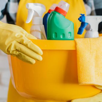 Ilustrasi membersihkan rumah, produk pembersih rumah. 