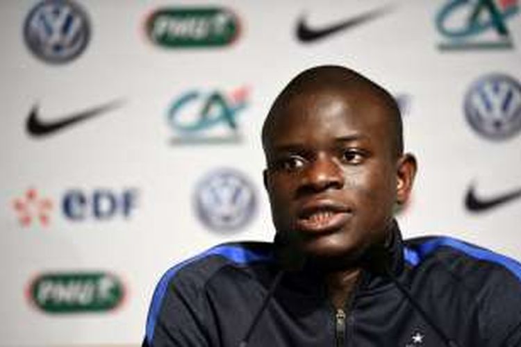 Gelandang Leicester City, N'Golo Kante, menjalani sesi konferensi pers di kamp latihan tim nasional Prancis di Clairefontaine-en-Yvelines, Selasa (22/3/2016).