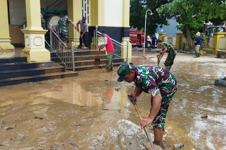 Sejumlah warga melakukan kerja bakti pasca banjir yang merendam perumahan Wahyu Utomo, Ngaliyan, Semarang, Senin (7/11/2022).