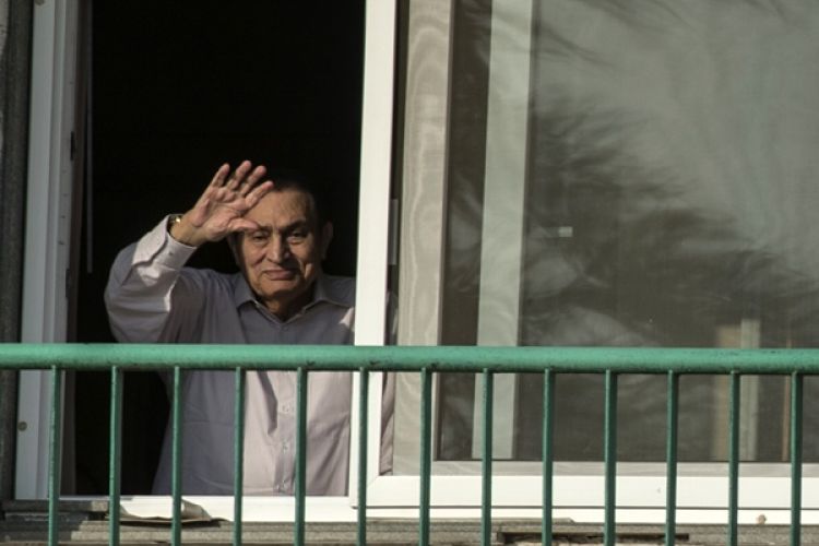 Dalam foto yang diambil pada 2016 ini terlihat mantan presiden Hosni Mubarak melambaikan tangan dari salah satu kamar di rumah sakit militer Maadi, Kairo.