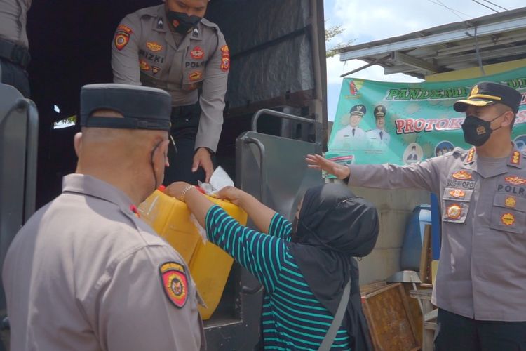 Polresta Bandung bersama Disperindag Kabupaten Bandung mengerahkan sejumlah truk Dalmas guna memangkas biaya distribusi minyak goreng curah bersubsidi di sejumlah pasar di Kabupaten Bandung, Rabu (6/4/2022)