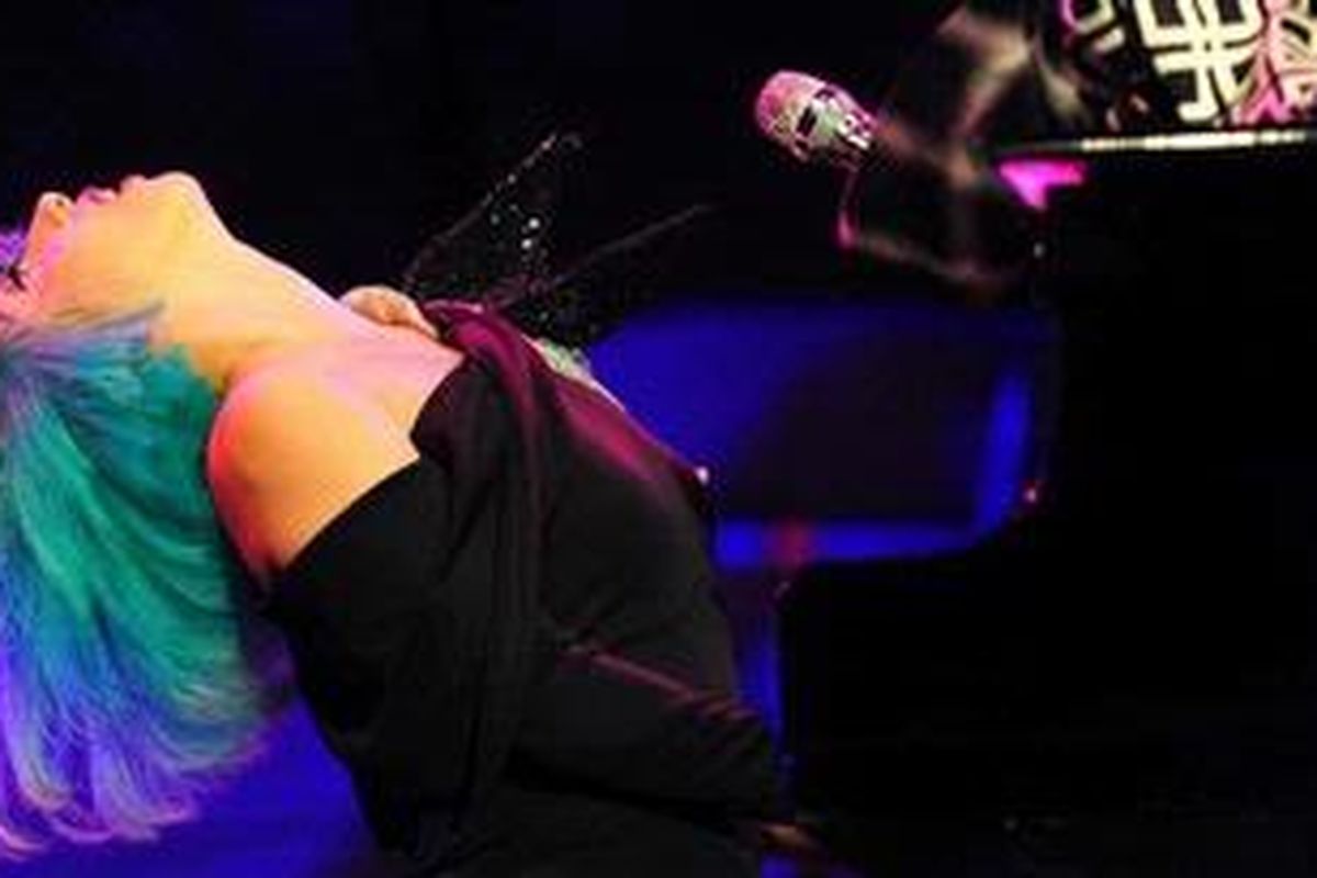Lady Gaga bernyanyi dan bermain piano di panggung Europride 2011, Circus Maximus, Roma, Italia, 11 Juni 2011. 