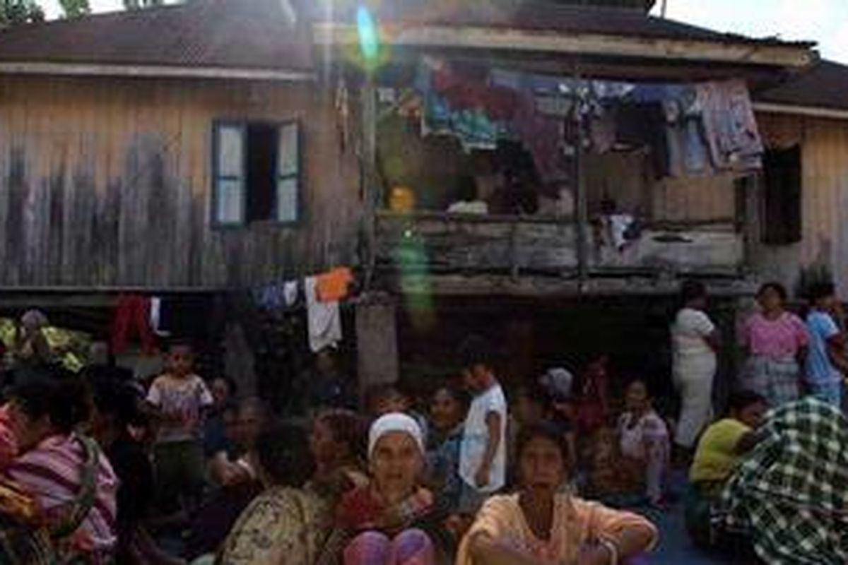 Warga yang didominasi kaum perempuan berkumpul saat pelaksanaan ritual Sarilala atau tolak bala di Desa Gurukinayan, Kecamatan Payung, kaki Gunung Sinabung, Kabupaten Karo, Sumatera Utara, Jumat (22/7/2011). Ritual ini jarang dilakukan warga setempat. Sebelumnya pernah dilakukan saat Gunung Sinabung meletus Agustus 2010, dan kali ini kembali dilakukan sebagai harapan agar gunung tidak meletus lagi.