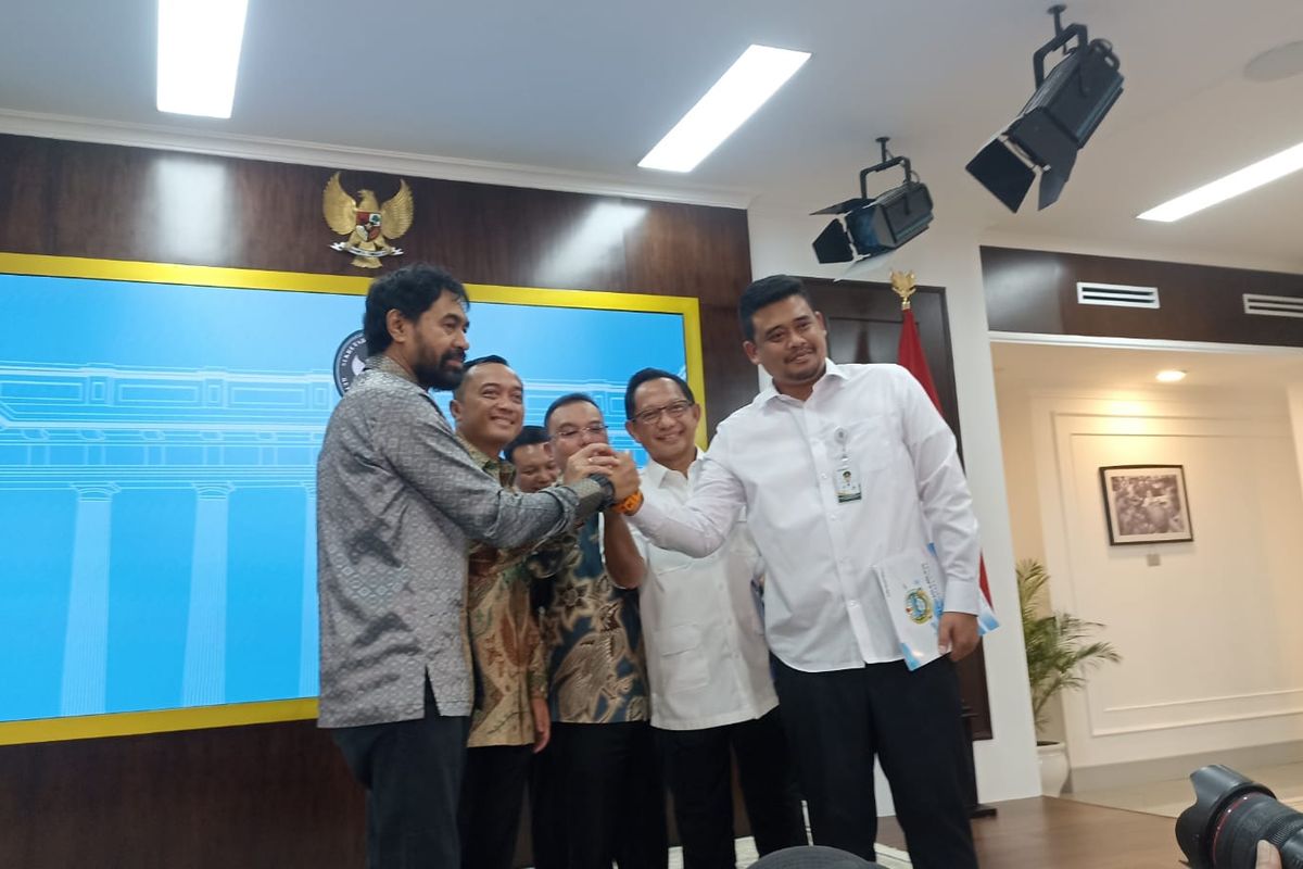 Gubernur Aceh Muzakir Manaf (baju abu) dan Gubernur Sumatera Utara Bobby Nasution (baju putih) bersalaman usai sengketa empat pulau selesai. Presiden Prabowo memutuskan bahwa empat pulau itu masuk ke wilayah Aceh, Selasa (17/6/2025).