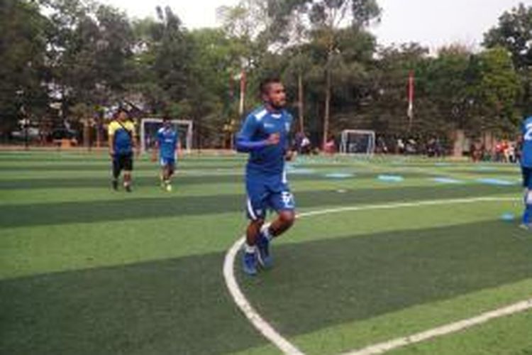 Penyerang Persib Bandung, Zulham Zamrun saat melakukan latihan terpisah di Lapangan Ciujung, Jalan Supratman, Kota Bandung, Senin (14/9/2015)