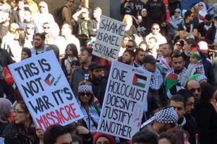 Poster kecaman terhadap Israel dalam aksi unjuk rasa di depan Balai Kota Sydney (13/7).
