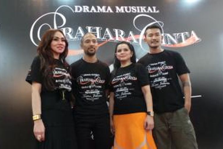 Marcell Siahaan (kedua dari kiri) dan Rio Dewanto (paling kanan) serta dua anggota Perempuan Untuk Negeri akan main dalam drama musikal Prahara Cinta Badai Kasih.