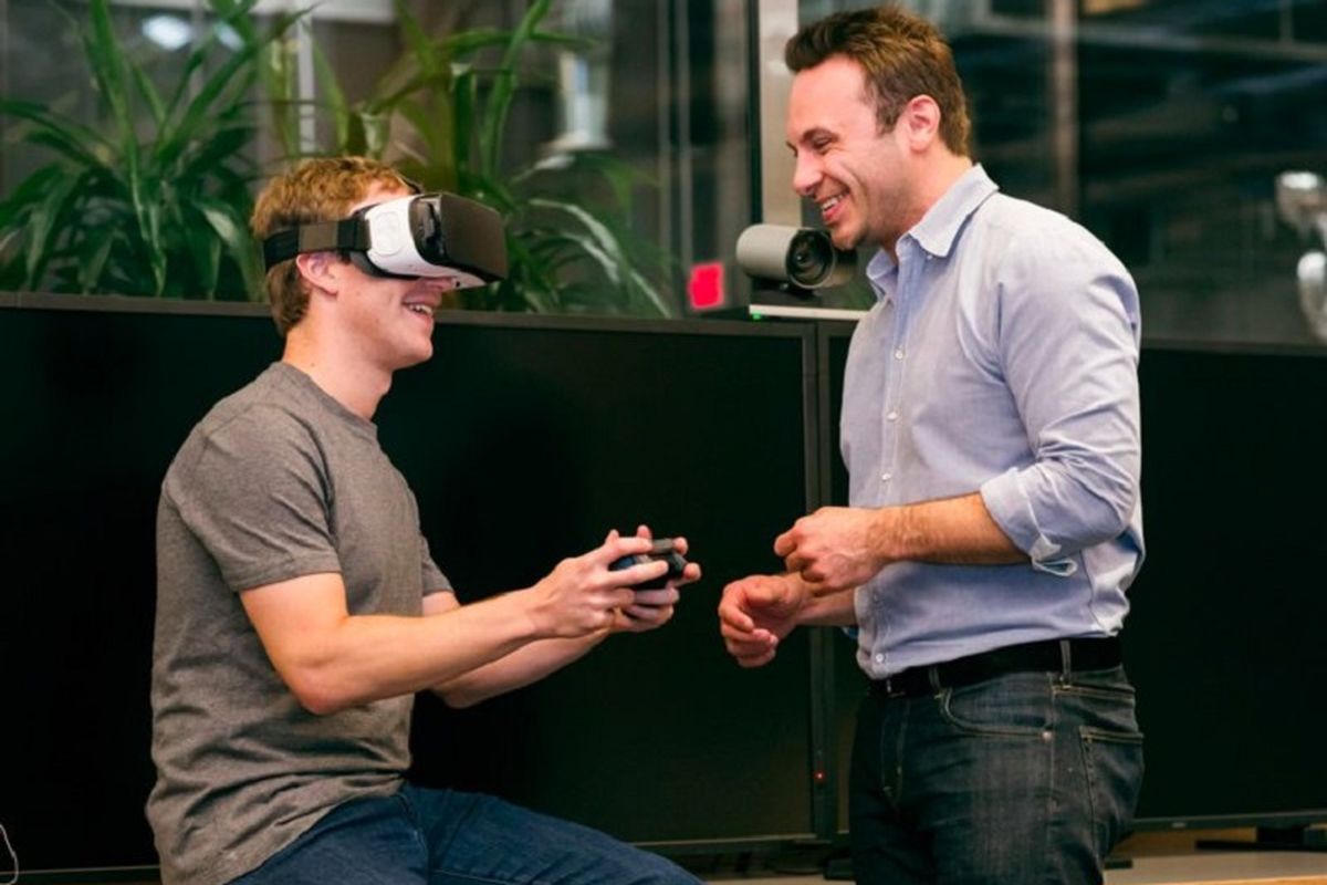 Mark Zuckerberg (kiri) sedang menjajal Oculus VR ditemani oleh co-founder Oculus, Brendan Iribe (kanan)