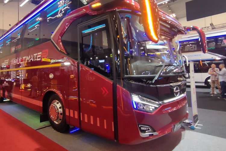 Bus baru PO Subur Jaya pakai sasis Hino pada booth Laksana di GIIAS 2023