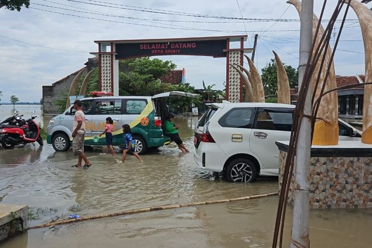 Banjir merendam di Desa Sribit, Kecamatan Sidoharjo, Kabupaten Sragen, Jawa Tengah (Jateng), pada Minggu (10/3/2024).