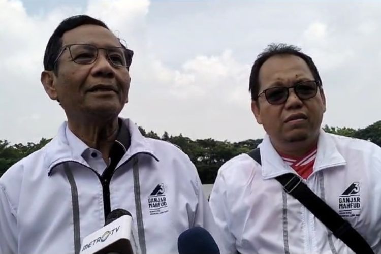 Cawapres nomor urut 3 Mahfud MD, saat diwawancara wartawan di acara kampanye terbuka di Stadion Dadaha, Kota Tasikmalaya, Jawa Barat, Sabtu (27/1/2024).