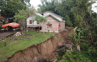 Fenomena tanah bergerak terjadi di permukiman penduduk Desa Lamkleng, Kecamatan Kuta Cot Glie, Kabupaten Aceh Besar, sejak Senin (11/1/2021).