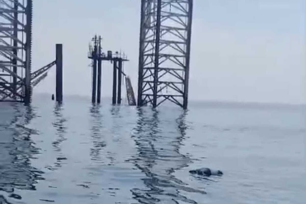 1 korban tewas ditemukan mengambang di dekat anjungan pengeboran minyak di perairan Kecamatan Sepuluh, Kabupaten Bangkalan, Jawa Timur, Kamis (13/6/2024).